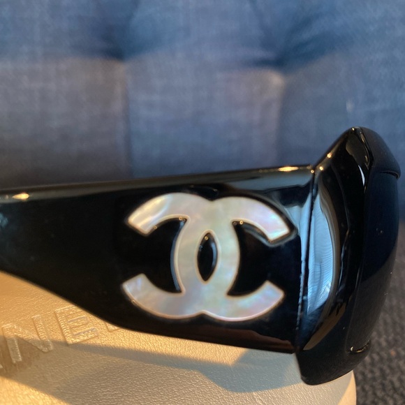 Chanel mother of Pearl sunglasses - Picture 3 of 5